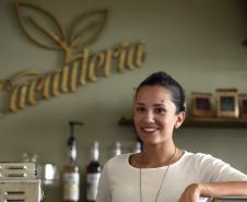 A Fomento do Paraná, por meio do Microcrédito, financiou a implantação do Café Cacauteria, da empreendedora Priscila Pereira Marques, na revendedora de automóveis Honda Prixx na Av. Mario Tourinho, 1153, em Curitiba.  