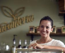 A Fomento do Paraná, por meio do Microcrédito, financiou a implantação do Café Cacauteria, da empreendedora Priscila Pereira Marques, na revendedora de automóveis Honda Prixx na Av. Mario Tourinho, 1153, em Curitiba.  