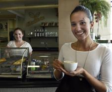 A Fomento do Paraná, por meio do Microcrédito, financiou a implantação do Café Cacauteria, da empreendedora Priscila Pereira Marques, na revendedora de automóveis Honda Prixx na Av. Mario Tourinho, 1153, em Curitiba.  