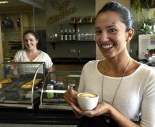 A Fomento do Paraná, por meio do Microcrédito, financiou a implantação do Café Cacauteria, da empreendedora Priscila Pereira Marques, na revendedora de automóveis Honda Prixx na Av. Mario Tourinho, 1153, em Curitiba.  