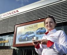 A Fomento do Paraná, por meio do Microcrédito, financiou a implantação do Café Cacauteria, da empreendedora Priscila Pereira Marques, na revendedora de automóveis Honda Prixx na Av. Mario Tourinho, 1153, em Curitiba. Na imagem, a gerente da Honda Prixx, Cláudia Fioravanti, parceira de Priscila na ideia da cafeteria.  