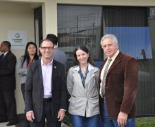 Antonio Romildo Mileck, gerente de mercado da Fomento Paraná, Juliana Schvenger, consultora do Sebrae/PR e Luiz Carlos Setim, prefeito de São José dos Pinhais, no evento de inauguração da Sala do Empreendedor.