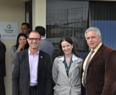 Antonio Romildo Mileck, gerente de mercado da Fomento Paraná, Juliana Schvenger, consultora do Sebrae/PR e Luiz Carlos Setim, prefeito de São José dos Pinhais, no evento de inauguração da Sala do Empreendedor.