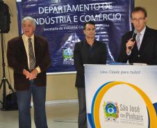 O secretário de indústria comércio e turismo de São José dos Pinhais, Giam Celli, discursa durante a cerimônia de inauguração.