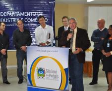 Luiz Carlos Setim, prefeito de São José dos Pinhais, discursa durante a inauguração da Sala do Empreendedor do município.