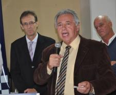Luiz Carlos Setim, prefeito de São José dos Pinhais, discursa durante a inauguração da Sala do Empreendedor do município.
