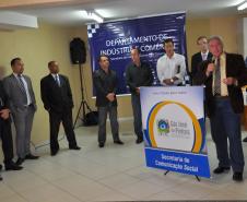 Luiz Carlos Setim, prefeito de São José dos Pinhais, discursa durante a inauguração da Sala do Empreendedor do município.