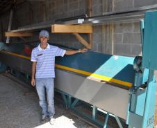 Com espírito empreendedor Maguelniski decidiu ter fabricação própria de calhas e foi por meio da Fomento Paraná, instituição financeira de desenvolvimento do Governo do Estado, que ele conseguiu um financiamento para comprar uma máquina dobradeira e outra para fazer canos galvanizados (de alumínio e inox).