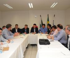 A Fomento Paraná entregou ao ministro das Cidades, Gilberto Kassab, um conjunto de solicitações para facilitar o repasse de recursos para financiar obras de mobilidade urbana e saneamento nos municípios paranaenses com recursos do FGTS. O encontro aconteceu em Cascavel, dia 24 de abril, durante a 4ª Assembleia Geral da Associação dos Municípios do Oeste do Paraná (Amop).