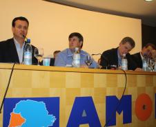 A Fomento Paraná entregou ao ministro das Cidades, Gilberto Kassab, um conjunto de solicitações para facilitar o repasse de recursos para financiar obras de mobilidade urbana e saneamento nos municípios paranaenses com recursos do FGTS. O encontro aconteceu em Cascavel, dia 24 de abril, durante a 4ª Assembleia Geral da Associação dos Municípios do Oeste do Paraná (Amop).