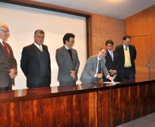 Instituição planeja aplicar R$ 2 bilhões em financiamento dos setores público e privado ao longo de quatro anos. Na imagem, diretores assinam o contrato de gestão. Curitiba, 12 de maio de 2015
