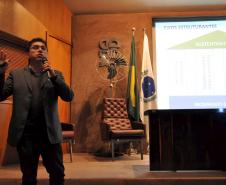 Instituição planeja aplicar R$ 2 bilhões em financiamento dos setores público e privado ao longo de quatro anos. Na imagem, o coordenador Luciano Martins fala sobre o processo de criação a a importância do planejamento. Curitiba, 12 de maio de 2015