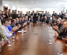 Governador Beto Richa assia com a Fomento Paraná, liberação de recursos para obras em diversos municípios. Curitiba, 13/05/2015. Foto: Pedro Ribas/ANPr