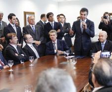 Governador Beto Richa assia com a Fomento Paraná, liberação de recursos para obras em diversos municípios. Curitiba, 13/05/2015. Foto: Pedro Ribas/ANPr