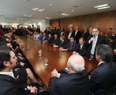 Governador Beto Richa assina com a Fomento Paraná liberação de licitação e homologação para obras de infraestrutura urbana nos municípios de Coronel Domingos Soares, Jesuítas, Ouro Verde do Oeste e Tamboara, e a liberação de licitações e homologações para obras de infraestrurura e aquisição de equipamentos pela Secretaria de Desenvolvimento Urbano (SEDU) para os municípios de Antonina, Andirá, Arapongas, Araucária, Boa Esperança, Campo Largo, Carambeí, Cianorte, Esperança Nova,