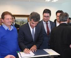 Governador Beto Richa assina com a Fomento Paraná liberação de licitação e homologação para obras de infraestrutura urbana nos municípios de Coronel Domingos Soares, Jesuítas, Ouro Verde do Oeste e Tamboara, e a liberação de licitações e homologações para obras de infraestrurura e aquisição de equipamentos pela Secretaria de Desenvolvimento Urbano (SEDU) para os municípios de Antonina, Andirá, Arapongas, Araucária, Boa Esperança, Campo Largo, Carambeí, Cianorte, Esperança Nova,