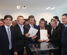 Governador Beto Richa assina com a Fomento Paraná liberação de licitação e homologação para obras de infraestrutura urbana nos municípios de Coronel Domingos Soares, Jesuítas, Ouro Verde do Oeste e Tamboara, e a liberação de licitações e homologações para obras de infraestrurura e aquisição de equipamentos pela Secretaria de Desenvolvimento Urbano (SEDU) para os municípios de Antonina, Andirá, Arapongas, Araucária, Boa Esperança, Campo Largo, Carambeí, Cianorte, Esperança Nova,