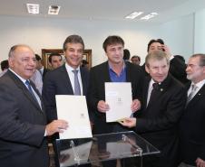 Governador Beto Richa assina com a Fomento Paraná liberação de licitação e homologação para obras de infraestrutura urbana nos municípios de Coronel Domingos Soares, Jesuítas, Ouro Verde do Oeste e Tamboara, e a liberação de licitações e homologações para obras de infraestrurura e aquisição de equipamentos pela Secretaria de Desenvolvimento Urbano (SEDU) para os municípios de Antonina, Andirá, Arapongas, Araucária, Boa Esperança, Campo Largo, Carambeí, Cianorte, Esperança Nova,