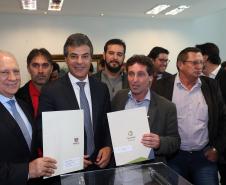 Governador Beto Richa assina com a Fomento Paraná liberação de licitação e homologação para obras de infraestrutura urbana nos municípios de Coronel Domingos Soares, Jesuítas, Ouro Verde do Oeste e Tamboara, e a liberação de licitações e homologações para obras de infraestrurura e aquisição de equipamentos pela Secretaria de Desenvolvimento Urbano (SEDU) para os municípios de Antonina, Andirá, Arapongas, Araucária, Boa Esperança, Campo Largo, Carambeí, Cianorte, Esperança Nova,