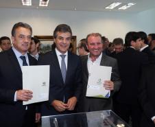 Governador Beto Richa assina com a Fomento Paraná liberação de licitação e homologação para obras de infraestrutura urbana nos municípios de Coronel Domingos Soares, Jesuítas, Ouro Verde do Oeste e Tamboara, e a liberação de licitações e homologações para obras de infraestrurura e aquisição de equipamentos pela Secretaria de Desenvolvimento Urbano (SEDU) para os municípios de Antonina, Andirá, Arapongas, Araucária, Boa Esperança, Campo Largo, Carambeí, Cianorte, Esperança Nova,