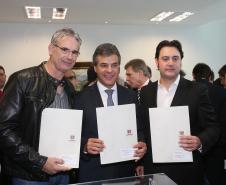 Governador Beto Richa assina com a Fomento Paraná liberação de licitação e homologação para obras de infraestrutura urbana nos municípios de Coronel Domingos Soares, Jesuítas, Ouro Verde do Oeste e Tamboara, e a liberação de licitações e homologações para obras de infraestrurura e aquisição de equipamentos pela Secretaria de Desenvolvimento Urbano (SEDU) para os municípios de Antonina, Andirá, Arapongas, Araucária, Boa Esperança, Campo Largo, Carambeí, Cianorte, Esperança Nova,