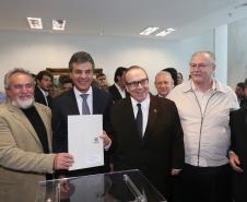 Governador Beto Richa assina com a Fomento Paraná liberação de licitação e homologação para obras de infraestrutura urbana nos municípios de Coronel Domingos Soares, Jesuítas, Ouro Verde do Oeste e Tamboara, e a liberação de licitações e homologações para obras de infraestrurura e aquisição de equipamentos pela Secretaria de Desenvolvimento Urbano (SEDU) para os municípios de Antonina, Andirá, Arapongas, Araucária, Boa Esperança, Campo Largo, Carambeí, Cianorte, Esperança Nova,