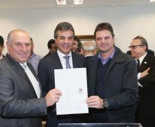 Governador Beto Richa assina com a Fomento Paraná liberação de licitação e homologação para obras de infraestrutura urbana nos municípios de Coronel Domingos Soares, Jesuítas, Ouro Verde do Oeste e Tamboara, e a liberação de licitações e homologações para obras de infraestrurura e aquisição de equipamentos pela Secretaria de Desenvolvimento Urbano (SEDU) para os municípios de Antonina, Andirá, Arapongas, Araucária, Boa Esperança, Campo Largo, Carambeí, Cianorte, Esperança Nova,