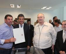 Governador Beto Richa assina com a Fomento Paraná liberação de licitação e homologação para obras de infraestrutura urbana nos municípios de Coronel Domingos Soares, Jesuítas, Ouro Verde do Oeste e Tamboara, e a liberação de licitações e homologações para obras de infraestrurura e aquisição de equipamentos pela Secretaria de Desenvolvimento Urbano (SEDU) para os municípios de Antonina, Andirá, Arapongas, Araucária, Boa Esperança, Campo Largo, Carambeí, Cianorte, Esperança Nova,