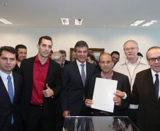 Governador Beto Richa assina com a Fomento Paraná liberação de licitação e homologação para obras de infraestrutura urbana nos municípios de Coronel Domingos Soares, Jesuítas, Ouro Verde do Oeste e Tamboara, e a liberação de licitações e homologações para obras de infraestrurura e aquisição de equipamentos pela Secretaria de Desenvolvimento Urbano (SEDU) para os municípios de Antonina, Andirá, Arapongas, Araucária, Boa Esperança, Campo Largo, Carambeí, Cianorte, Esperança Nova,
