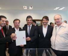 Governador Beto Richa assina com a Fomento Paraná liberação de licitação e homologação para obras de infraestrutura urbana nos municípios de Coronel Domingos Soares, Jesuítas, Ouro Verde do Oeste e Tamboara, e a liberação de licitações e homologações para obras de infraestrurura e aquisição de equipamentos pela Secretaria de Desenvolvimento Urbano (SEDU) para os municípios de Antonina, Andirá, Arapongas, Araucária, Boa Esperança, Campo Largo, Carambeí, Cianorte, Esperança Nova,