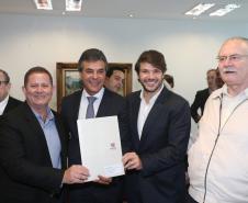Governador Beto Richa assina com a Fomento Paraná liberação de licitação e homologação para obras de infraestrutura urbana nos municípios de Coronel Domingos Soares, Jesuítas, Ouro Verde do Oeste e Tamboara, e a liberação de licitações e homologações para obras de infraestrurura e aquisição de equipamentos pela Secretaria de Desenvolvimento Urbano (SEDU) para os municípios de Antonina, Andirá, Arapongas, Araucária, Boa Esperança, Campo Largo, Carambeí, Cianorte, Esperança Nova,