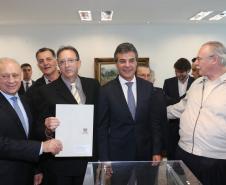 Governador Beto Richa assina com a Fomento Paraná liberação de licitação e homologação para obras de infraestrutura urbana nos municípios de Coronel Domingos Soares, Jesuítas, Ouro Verde do Oeste e Tamboara, e a liberação de licitações e homologações para obras de infraestrurura e aquisição de equipamentos pela Secretaria de Desenvolvimento Urbano (SEDU) para os municípios de Antonina, Andirá, Arapongas, Araucária, Boa Esperança, Campo Largo, Carambeí, Cianorte, Esperança Nova,