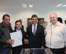 Governador Beto Richa assina com a Fomento Paraná liberação de licitação e homologação para obras de infraestrutura urbana nos municípios de Coronel Domingos Soares, Jesuítas, Ouro Verde do Oeste e Tamboara, e a liberação de licitações e homologações para obras de infraestrurura e aquisição de equipamentos pela Secretaria de Desenvolvimento Urbano (SEDU) para os municípios de Antonina, Andirá, Arapongas, Araucária, Boa Esperança, Campo Largo, Carambeí, Cianorte, Esperança Nova,