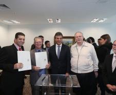 Governador Beto Richa assina com a Fomento Paraná liberação de licitação e homologação para obras de infraestrutura urbana nos municípios de Coronel Domingos Soares, Jesuítas, Ouro Verde do Oeste e Tamboara, e a liberação de licitações e homologações para obras de infraestrurura e aquisição de equipamentos pela Secretaria de Desenvolvimento Urbano (SEDU) para os municípios de Antonina, Andirá, Arapongas, Araucária, Boa Esperança, Campo Largo, Carambeí, Cianorte, Esperança Nova,