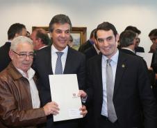 Governador Beto Richa assina com a Fomento Paraná liberação de licitação e homologação para obras de infraestrutura urbana nos municípios de Coronel Domingos Soares, Jesuítas, Ouro Verde do Oeste e Tamboara, e a liberação de licitações e homologações para obras de infraestrurura e aquisição de equipamentos pela Secretaria de Desenvolvimento Urbano (SEDU) para os municípios de Antonina, Andirá, Arapongas, Araucária, Boa Esperança, Campo Largo, Carambeí, Cianorte, Esperança Nova,