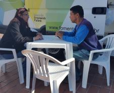 Uma van com técnicos da Fomento Paraná instalada ao lado do terminal do Boqueirão informa sobre linhas de crédito de baixo custo para financiar a abertura ou ampliação de empreendimentos de micro, pequeno e médio porte, de todos os setores da economia.