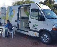Uma van com técnicos da Fomento Paraná instalada ao lado do terminal do Boqueirão informa sobre linhas de crédito de baixo custo para financiar a abertura ou ampliação de empreendimentos de micro, pequeno e médio porte, de todos os setores da economia.