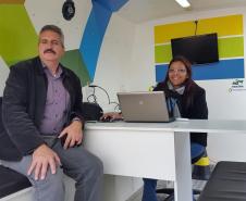 Uma van com técnicos da Fomento Paraná instalada ao lado do terminal do Boqueirão informa sobre linhas de crédito de baixo custo para financiar a abertura ou ampliação de empreendimentos de micro, pequeno e médio porte, de todos os setores da economia.