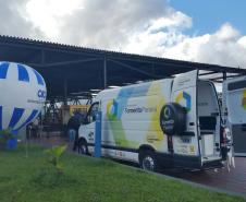 Uma van com técnicos da Fomento Paraná instalada ao lado do terminal do Boqueirão informa sobre linhas de crédito de baixo custo para financiar a abertura ou ampliação de empreendimentos de micro, pequeno e médio porte, de todos os setores da economia.