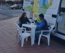 Uma van com técnicos da Fomento Paraná instalada ao lado do terminal do Boqueirão informa sobre linhas de crédito de baixo custo para financiar a abertura ou ampliação de empreendimentos de micro, pequeno e médio porte, de todos os setores da economia.