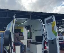 Uma van com técnicos da Fomento Paraná instalada ao lado do terminal do Boqueirão informa sobre linhas de crédito de baixo custo para financiar a abertura ou ampliação de empreendimentos de micro, pequeno e médio porte, de todos os setores da economia.