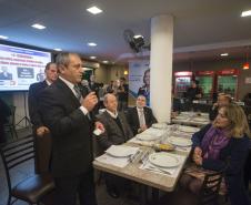 Jantar de confraternização do evento Fomento Paraná e ACP nos Bairros, no Boqueirão, em Curitiba, que conta com a palestra motivacional do professor Osmar Coutinho “EU-preendedorismo: como motivar, comprometer, trabalhar em equipe, fidelizar clientes, aumentar as vendas e superar todas as metas”. Foto: Felipe Rosa.