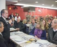 O presidente da Fomento Paraná conversa com emrpeendedores do bairro Boqueirão, em Curitiba, durante jantar de confraternização do evento Fomento Paraná e ACP nos Bairros. O evento conta com a palestra motivacional do professor Osmar Coutinho “EU-preendedorismo: como motivar, comprometer, trabalhar em equipe, fidelizar clientes, aumentar as vendas e superar todas as metas”. Foto: Felipe Rosa.