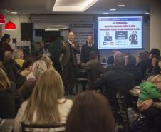 Jantar de confraternização com lideranças e empreendedores no evento Fomento Paraná e ACP nos Bairros. O evento conta com a palestra motivacional do professor Osmar Coutinho “EU-preendedorismo: como motivar, comprometer, trabalhar em equipe, fidelizar clientes, aumentar as vendas e superar todas as metas”. Foto: Felipe Rosa.