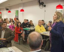Jantar de confraternização com lideranças e empreendedores no evento Fomento Paraná e ACP nos Bairros. O evento conta com a palestra motivacional do professor Osmar Coutinho “EU-preendedorismo: como motivar, comprometer, trabalhar em equipe, fidelizar clientes, aumentar as vendas e superar todas as metas”. Foto: Felipe Rosa.