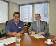 O prefeito de Mandaguari, Romualdo Batista, e o presidente da Fomento Paraná, Juraci Barbosa, assinaram nesta segunda-feira (18), um contrato de financiamento no valor de R$ 4 milhões pelo Sistema de Financiamento aos Municípios. 