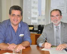 O prefeito de Mandaguari, Romualdo Batista, e o presidente da Fomento Paraná, Juraci Barbosa, assinaram nesta segunda-feira (18), um contrato de financiamento no valor de R$ 4 milhões pelo Sistema de Financiamento aos Municípios. 