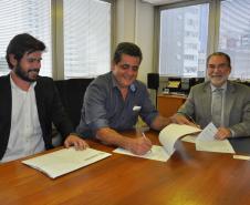O prefeito de Mandaguari, Romualdo Batista, e o presidente da Fomento Paraná, Juraci Barbosa, assinaram nesta segunda-feira (18), um contrato de financiamento no valor de R$ 4 milhões pelo Sistema de Financiamento aos Municípios. 