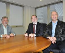 A Fomento Paraná recebeu uma visita do professor Mark Lokensgard, do centro de línguas da universidade norte-americana Saint Mary, de San Antonio, no Texas (EUA). Ele foi recebido pelo presidente, Juraci Barbosa, e pelo assessor Mário Figueiredo.