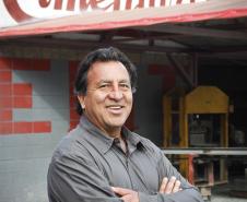 José Nilton Fonseca Santos, proprietário da empresa Cimentart, que produz blocos de concreto para pavimentação e alvenaria, financiou a máquina palletizadora com recursos da Fomento Paraná. 